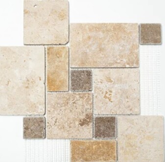Carreaux en pierre beige et marron disposés en motifs variés.