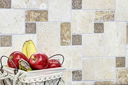 Panier de fruits avec pommes et banane devant un mur de carreaux.